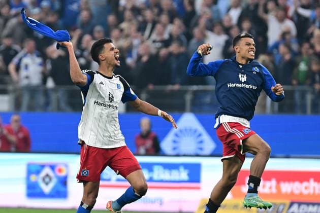 Fußball I Herren I 2023-2024 I 2. Bundesliga I 32. Spieltag I Hamburger SV - FC St. Pauli I 3.5.2024 Robert Glatzel (9, Hamburger SV) und Ransford-Yeboah Königsdörffer (11, Hamburger SV) stürmen nach dem Abpfiff zu den Fans Hamburg Volksparkstadion Hamburg Deutschland