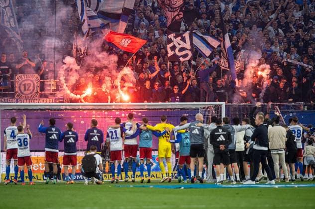 Fussball, Herren, Saison 2023 2024, 2. Bundesliga (32. Spieltag), Hamburger SV - FC St. Pauli, Spieler und Fans vom HSV jubeln nach Abpfiff, 03.05. 2024,
