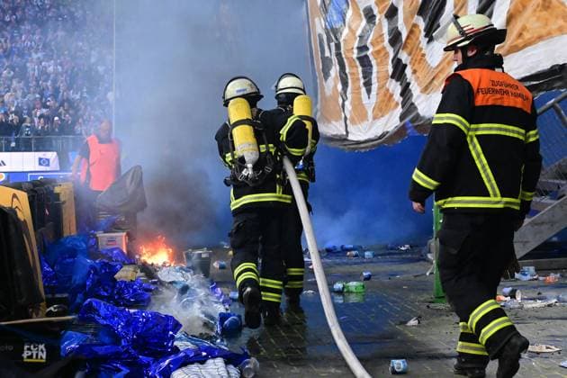 Sport Bilder des Tages Fußball I Herren I 2023-2024 I 2. Bundesliga I 32. Spieltag I Hamburger SV - FC St. Pauli I 3.5.2024 Die Feuerwehr steht bereit - die Pyro hat die Fanchoreo entzündet, löschen, Brand, Feuer Hamburg Volksparkstadion Hamburg Deutschland
