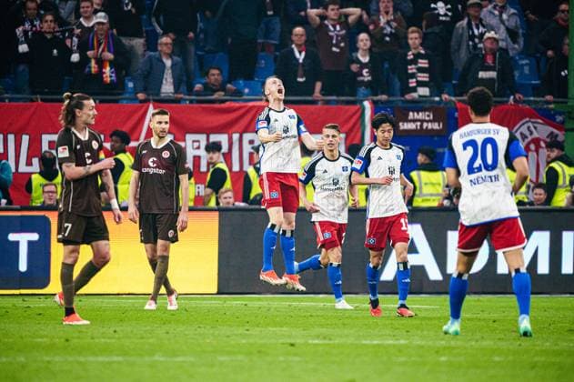 Hamburger SV jubelt Jubel nach Sieg Spielende, FC St. Pauli enttaeuscht enttaeuschung nach Niederlage GER, Hamburger SV vs. FC St. Pauli, Fussball, 2. Bundesliga, Spieltag 32, Saison 2023 2024, 03.05.2024 DFL REGULATIONS PROHIBIT ANY USE OF PHOTOGRAPHS AS IMAGE SEQUENCES AND OR QUASI-VIDEO GER, Hamburger SV vs. FC St. Pauli, Fussball, 2. Bundesliga, Spieltag 32, Saison 2023 2024, 03.05.2024 Hamburg