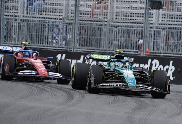 03.05.2024, Miami International Autodrome, Miami, Formula 1 Crypto.com Miami Grand Prix,im Bild Fernando Alonso (ESP), Aston Martin Aramco Cognizant Formula One Team, Carlos Sainz Jr. (ESP), Scuderia Ferrari HP Defodi-506_20240503_hbr_2060
