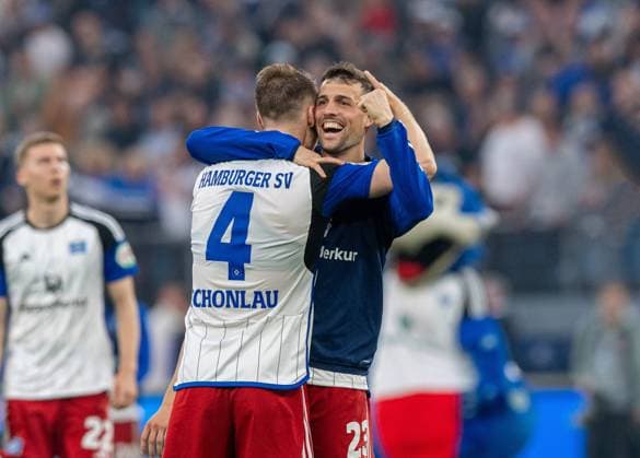 Fussball, Herren, Saison 2023 2024, 2. Bundesliga (32. Spieltag), Hamburger SV - FC St. Pauli, v.l. Sebastian Schonlau (HSV), Jonas Meffert (HSV), Jubel nach Abpfiff, 03.05. 2024,