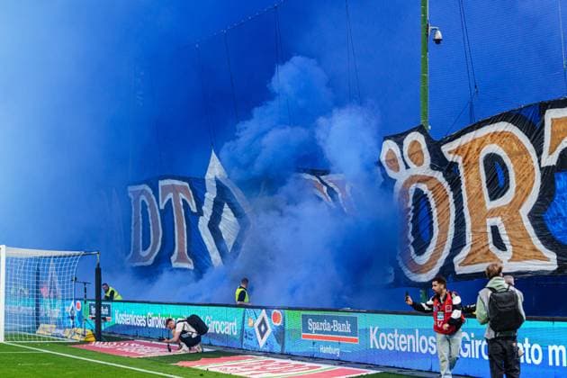 Pyrotechnik Begalo Fans Ultras Hamburger SV GER, Hamburger SV vs. FC St. Pauli, Fussball, 2. Bundesliga, Spieltag 32, Saison 2023 2024, 03.05.2024 DFL REGULATIONS PROHIBIT ANY USE OF PHOTOGRAPHS AS IMAGE SEQUENCES AND OR QUASI-VIDEO GER, Hamburger SV vs. FC St. Pauli, Fussball, 2. Bundesliga, Spieltag 32, Saison 2023 2024, 03.05.2024 Hamburg
