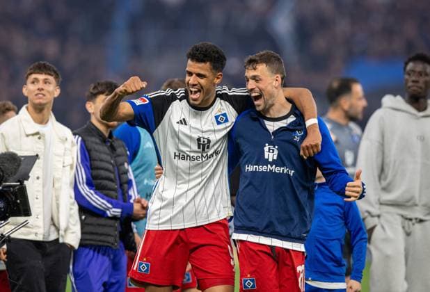 Fussball, Herren, Saison 2023 2024, 2. Bundesliga (32. Spieltag), Hamburger SV - FC St. Pauli, v.l. Robert Glatzel (HSV), Jonas Meffert (HSV), Jubel nach Abpfiff, 03.05. 2024,