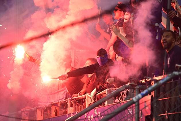 Fußball I Herren I 2023-2024 I 2. Bundesliga I 32. Spieltag I Hamburger SV - FC St. Pauli I 3.5.2024 Pyro - So feiern die HSV Fans Hamburg Volksparkstadion Hamburg Deutschland