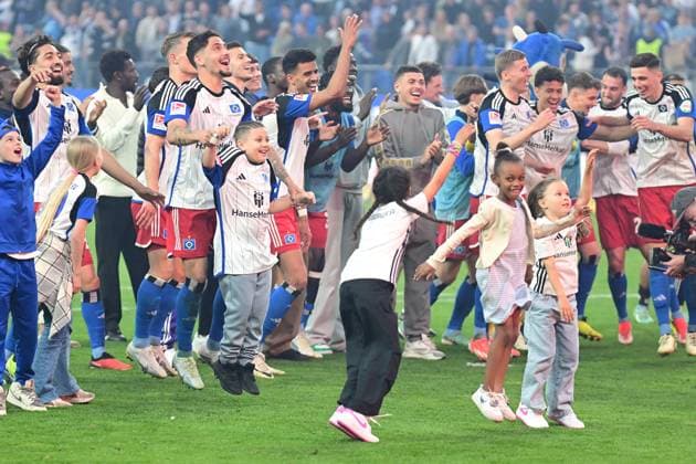 Fußball I Herren I 2023-2024 I 2. Bundesliga I 32. Spieltag I Hamburger SV - FC St. Pauli I 3.5.2024 Jubel, Begeisterung, Enthusiasmus, Euphorie, Freude, Glücksgefühl, Heiterkeit bei: Hamburger SV Hamburg Volksparkstadion Hamburg Deutschland