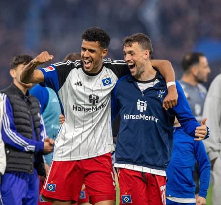 Fussball, Herren, Saison 2023 2024, 2. Bundesliga (32. Spieltag), Hamburger SV - FC St. Pauli, v.l. Robert Glatzel (HSV), Jonas Meffert (HSV), Jubel nach Abpfiff, 03.05. 2024,