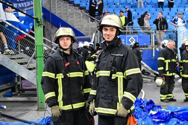 Fußball I Herren I 2023-2024 I 2. Bundesliga I 32. Spieltag I Hamburger SV - FC St. Pauli I 3.5.2024 Danke an die Jungs von der Feuerwehr - Gut vorbereitet und cool reagiert Hamburg Volksparkstadion Hamburg Deutschland