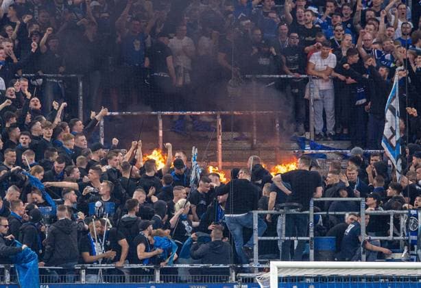 Fussball, Herren, Saison 2023 2024, 2. Bundesliga (32. Spieltag), Hamburger SV - FC St. Pauli, Fans vom HSV verbrennen Merchandising von St. Pauli, 03.05. 2024,