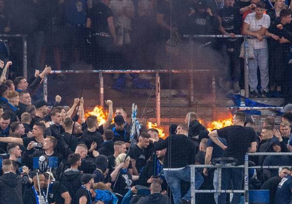 Fussball, Herren, Saison 2023 2024, 2. Bundesliga (32. Spieltag), Hamburger SV - FC St. Pauli, Fans vom HSV verbrennen Merchandising von St. Pauli, 03.05. 2024,