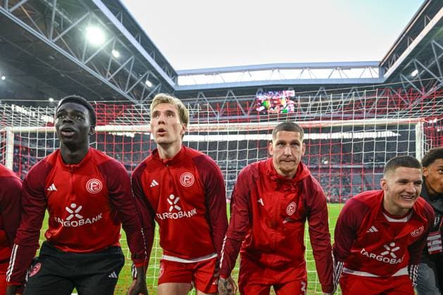 03.05.2024, Fussball, 2. Bundesliga, 32. Spieltag Saison 2023 2024, Fortuna Düsseldorf - 1. FC Nuernberg, Joshua Quarshie (Fortuna Düsseldorf), Vincent Vermeij (Fortuna Düsseldorf), Jordy De Wijs (Fortuna Düsseldorf) freuen sich über den Heimsieg. xRHR-FOTO TKx