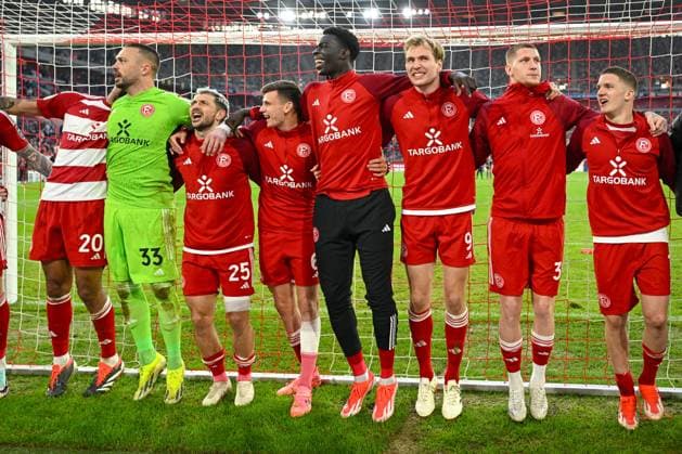 03.05.2024, Fussball, 2. Bundesliga, 32. Spieltag Saison 2023 2024, Fortuna Düsseldorf - 1. FC Nuernberg, Jamil Siebert (Fortuna Düsseldorf), Torwart Florian Kastenmeier (Fortuna Düsseldorf), Matthias Zimmermann (Fortuna Düsseldorf), Yannick Engelhardt (Fortuna Düsseldorf), Joshua Quarshie (Fortuna Düsseldorf), Vincent Vermeij (Fortuna Düsseldorf), Jordy De Wijs (Fortuna Düsseldorf), xRHR-FOTO TKx