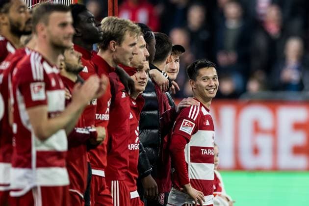 Sport Bilder des Tages 2. Fussball Bundesliga: Fortuna Düsseldorf 1895 - 1. FC Nürnberg; 03.05.2024 Shinta Appelkamp (Fortuna Düsseldorf, 23) grinsend vor der Kurve nach dem Sieg 2. Fussball Bundesliga: Fortuna Düsseldorf 1895 - 1. FC Nürnberg, Düsseldorf, Merkur Spiel-Arena DFL REGULATIONS PROHIBIT ANY USE OF PHOTOGRAPHS AS IMAGE SEQUENCES AND OR QUASI-VIDEO.