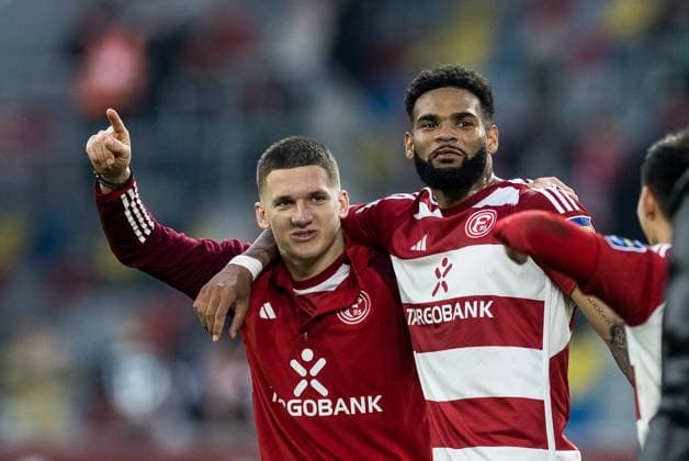 2. Fussball Bundesliga: Fortuna Düsseldorf 1895 - 1. FC Nürnberg; 03.05.2024 Christos Tzolis (Fortuna Düsseldorf, 7) und Jamil Siebert (Fortuna Düsseldorf, 20) feiern mit der Kurve 2. Fussball Bundesliga: Fortuna Düsseldorf 1895 - 1. FC Nürnberg, Düsseldorf, Merkur Spiel-Arena DFL REGULATIONS PROHIBIT ANY USE OF PHOTOGRAPHS AS IMAGE SEQUENCES AND OR QUASI-VIDEO.