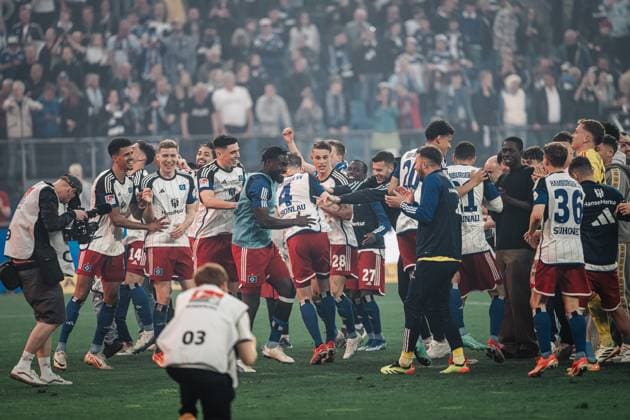 Sport Themen der Woche KW18 Sport Bilder des Tages Fußball Männer Saison 2023 2024 2. Fußball-Bundesliga 32. Spieltag Hamburger SV vs. FC St. Pauli 03.05.2024 Feier beim Team des HSV Hamburg Volksparkstadion Hamburg Deutschland *** Soccer Men Season 2023 2024 2 Soccer Bundesliga 32 Matchday Hamburger SV vs FC St Pauli 03 05 2024 Celebration at the team of HSV Hamburg Volksparkstadion Hamburg Germany
