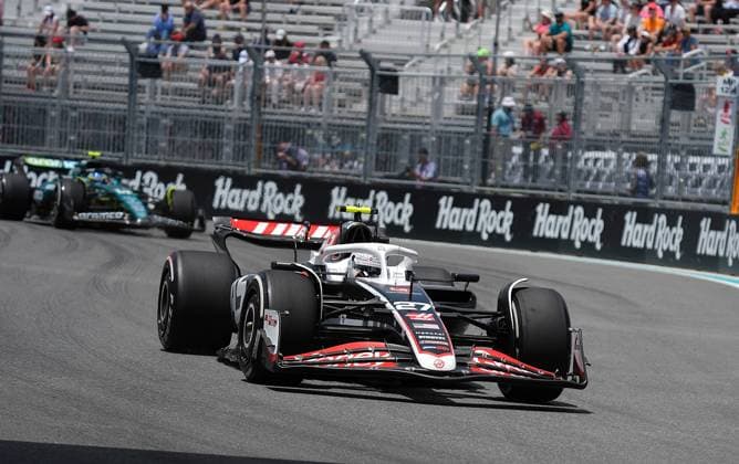 03.05.2024, Miami International Autodrome, Miami, Formula 1 Crypto.com Miami Grand Prix,im Bild Nico Hülkenberg (DEU), Haas F1 Team, Fernando Alonso (ESP), Aston Martin Aramco Cognizant Formula One Team Defodi-506_20240503_hbr_2481