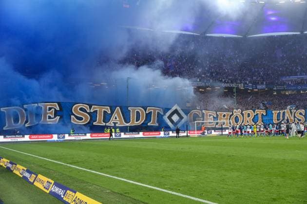 2. Bundesliga - Hamburger SV - FC St. Pauli am 03.05.2024 im Volksparkstadion in Hamburg Die Fans des HSV feiern den Sieg Derbysieg mit Pyrotechnik und einem Banner Transparent Spruchband - Die Stadt gehört uns