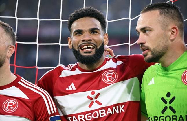 Fussball, 2. Bundesliga, Deutschland, Herren, Saison 2023 2024, 32. Spieltag, Merkur-Spiel-Arena Düsseldorf, Fortuna Düsseldorf - 1. FC Nürnberg 3:1; Jamil Siebert (F95) nach Spielende. Jubel, Freude, Aktion. DFB DFL REGULATIONS PROHIBIT ANY USE OF PHOTOGRAPHS AS IMAGE SEQUENCES AND OR QUASI-VIDEO
