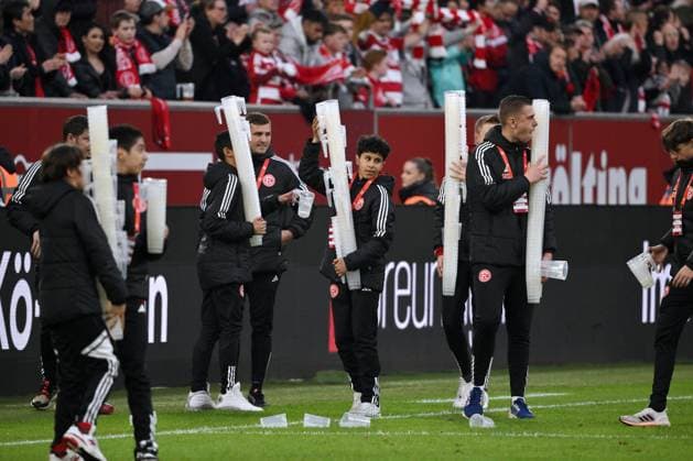 Die Balljungen sammeln nach dem Spiel die Bierbecher auf 03.05.2024, Fussball 2. Bundesliga, 32. Spieltag, Saison 2023 2024 Fortuna Düsseldorf - 1. FC Nürnberg Düsseldorf Nordrhein Westfalen Deutschland
