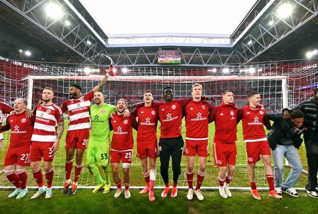 Fussball, 2. Bundesliga, Deutschland, Herren, Saison 2023 2024, 32. Spieltag, Merkur-Spiel-Arena Düsseldorf, Fortuna Düsseldorf - 1. FC Nürnberg 3:1; Fortuna feiert mit den Fans. Jubel, Freude, Aktion. DFB DFL REGULATIONS PROHIBIT ANY USE OF PHOTOGRAPHS AS IMAGE SEQUENCES AND OR QUASI-VIDEO