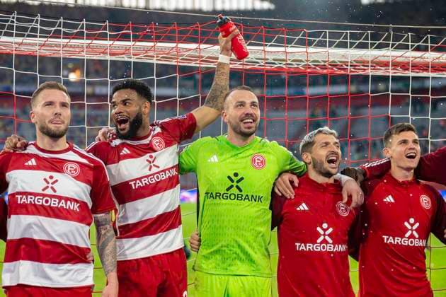 Fussball: 2. Bundesliga, Saison 2023 2024, 32. Spieltag, Fortuna Duesseldorf - 1. FC Nuernberg am 03.05.2024 in der Merkur Spiel-Arena in Duesseldorf. Andre Hoffmann (Fortuna Duesseldorf, 03), Emmanuel Iyoha (Fortuna Duesseldorf, 19), Florian Kastenmeier (Fortuna Duesseldorf, 33), Matthias Zimmermann (Fortuna Duesseldorf, 25) und Yannik Engelhardt (Fortuna Duesseldorf, 06) feiern den Sieg vor ihrer Fankurve. Wichtiger Hinweis: Gemaess den Vorgaben der DFL Deutsche Fussball Liga bzw. des DFB Deutscher Fussball-Bund ist es untersagt, in dem Stadion und oder vom Spiel angefertigte Fotoaufnahmen in Form von Sequenzbildern und oder videoaehnlichen Fotostrecken zu verwerten bzw. verwerten zu lassen. Foto: Kirchner-Media TH