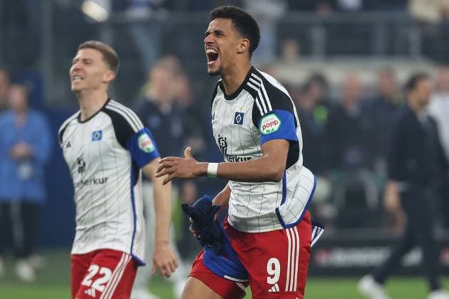 2. Bundesliga - Hamburger SV - FC St. Pauli am 03.05.2024 im Volksparkstadion in Hamburg Jubel über den Sieg beim Torschützen Robert Glatzel (Hamburger SV 9)