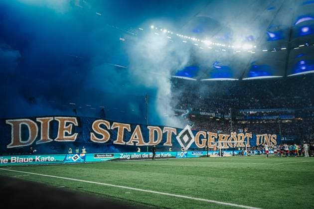 Fußball Männer Saison 2023 2024 2. Fußball-Bundesliga 32. Spieltag Hamburger SV vs. FC St. Pauli 03.05.2024 Die HSV Fans auf der Nordtribüne mit der Choreo: Die Stadt gehört uns Hamburg Volksparkstadion Hamburg Deutschland