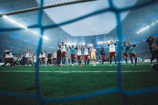 Fußball Männer Saison 2023 2024 2. Fußball-Bundesliga 32. Spieltag Hamburger SV vs. FC St. Pauli 03.05.2024 Der HSV feiert mit den Fans Hamburg Volksparkstadion Hamburg Deutschland