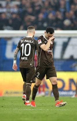03.05.2024, Fussball 2. Bundesliga 2023 2024, 32. Spieltag, Hamburger SV - FC St. Pauli , im Volksparkstadion Hamburg. Manolis Saliakas (FC St. Pauli) geht enttäuscht nach gelb-roter Karte vom Platz