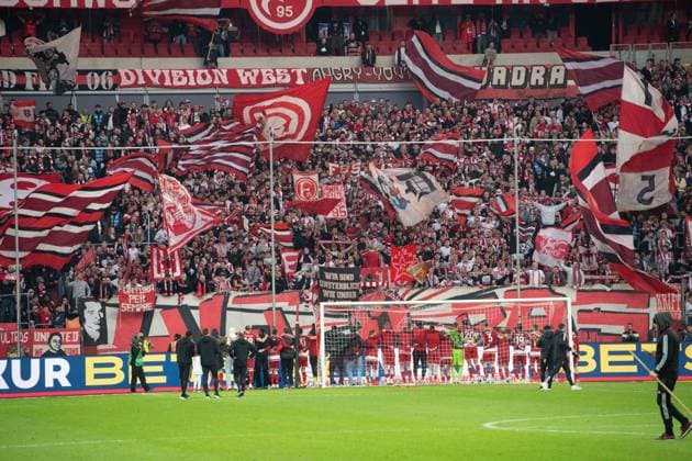 Duesseldorfer Spieler jubeln vor ihren Fans, Schlussjubel, Fussball 2. Bundesliga, 32. Spieltag, Fortuna Duesseldorf (D) - 1. FC Nuernberg (N) 3:1 am 03.05.2024 in der Merkur Spiel-Arena Duesseldorf Deutschland. Â