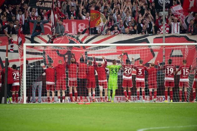 Duesseldorfer Spieler jubeln vor ihren Fans, Schlussjubel, Fussball 2. Bundesliga, 32. Spieltag, Fortuna Duesseldorf (D) - 1. FC Nuernberg (N) 3:1 am 03.05.2024 in der Merkur Spiel-Arena Duesseldorf Deutschland. Â
