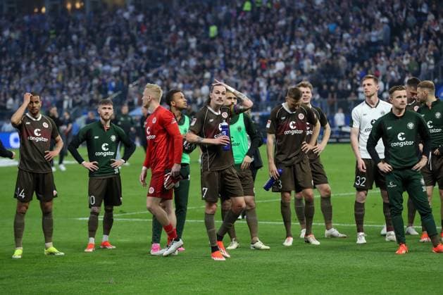 03.05.2024, xtgx, Fussball - 2.Bundesliga, Hamburger SV - FC St.Pauli emspor, v.l. Etienne Amenyido (St Pauli, 14), Marcel Hartel (St Pauli, 10), Jackson Irvine (St Pauli, 7), Karol Mets (St.Pauli, 3) enttaeuscht, schaut enttaeuscht, niedergeschlagen, disappointed (DFL DFB REGULATIONS PROHIBIT ANY USE OF PHOTOGRAPHS as IMAGE SEQUENCES and or QUASI-VIDEO) Hamburg
