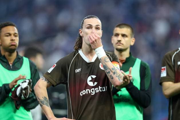 03.05.2024, xtgx, Fussball - 2.Bundesliga, Hamburger SV - FC St.Pauli emspor, v.l. Jackson Irvine (St Pauli, 7) enttaeuscht, schaut enttaeuscht, niedergeschlagen, disappointed (DFL DFB REGULATIONS PROHIBIT ANY USE OF PHOTOGRAPHS as IMAGE SEQUENCES and or QUASI-VIDEO) Hamburg