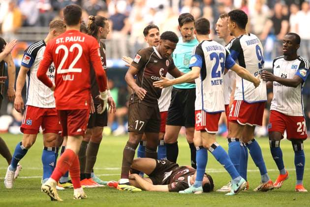 Foto : Verlierer am Boden , Manolis Saliakas (Pauli) Fussball 2. Bundesliga am Fr. 03.05.2024 Hamburger SV - FC St. Pauli 1 - 0