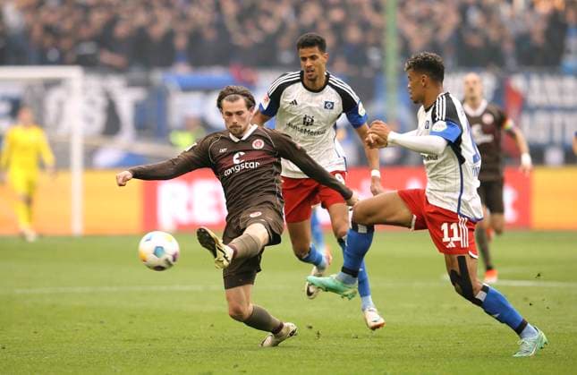 Foto : Connor Metcalfe (Pauli) gegen Ransford Königsdörffer ( HSV , rechts ) Fussball 2. Bundesliga am Fr. 03.05.2024 Hamburger SV - FC St. Pauli 1 - 0