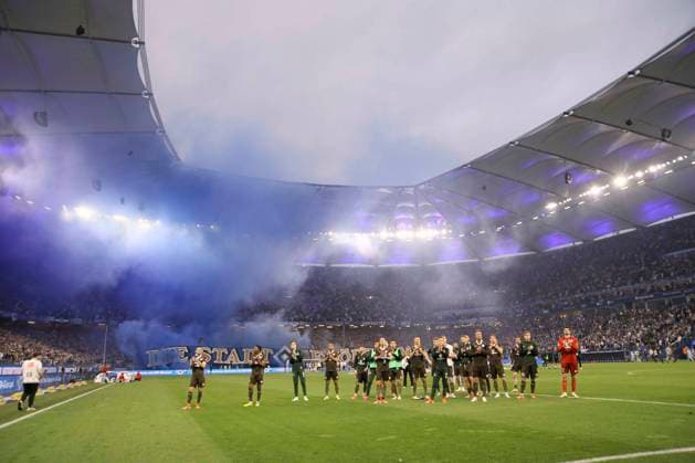 Foto : Verlierer St. Puali nimmt - von blauen Nebelschwaden eingehüllt - Abschied von den Fans Fussball 2. Bundesliga am Fr. 03.05.2024 Hamburger SV - FC St. Pauli 1 - 0