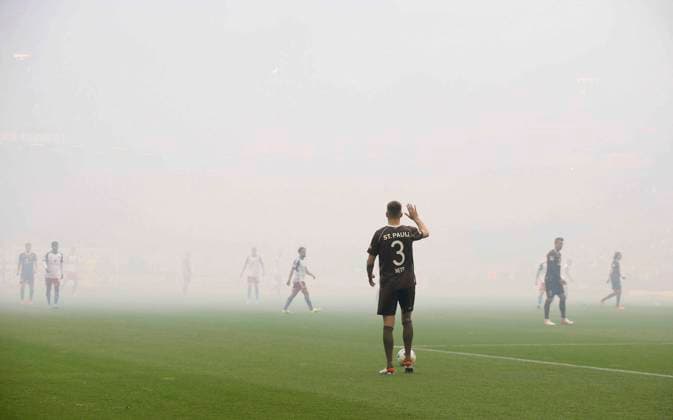 Foto : Verlierer St. Pauli im Nebel , Karol METS ( Pauli ) Fussball 2. Bundesliga am Fr. 03.05.2024 Hamburger SV - FC St. Pauli 1 - 0