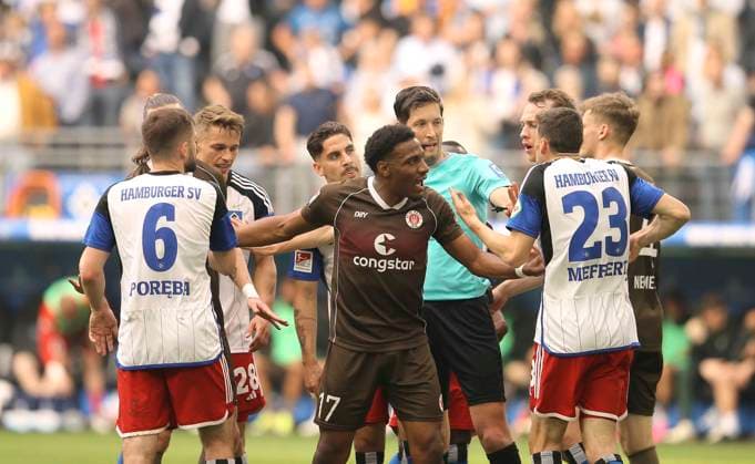 Foto : Zoff zwischen Etienne Amenyido (Pauli) und Jonas Meffert ( HSV ) und rechts ... Robert Glatzel nach einem vermeintlichen Foul an Manolis Saliakas (Pauli) Fussball 2. Bundesliga am Fr. 03.05.2024 Hamburger SV - FC St. Pauli 1 - 0