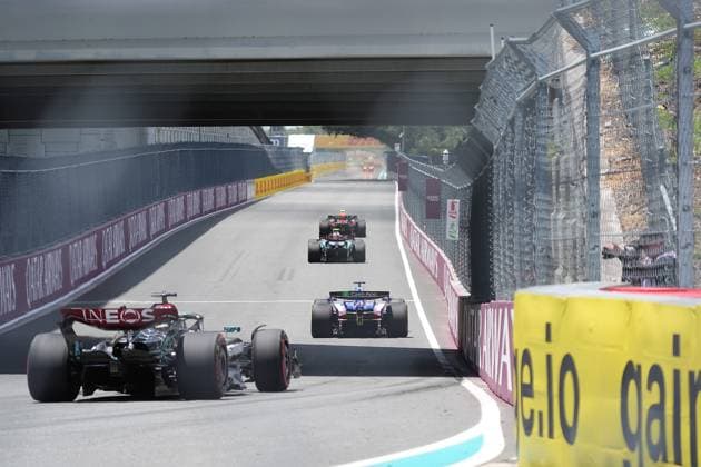 03.05.2024, Miami International Autodrome, Miami, Formula 1 Crypto.com Miami Grand Prix,im Bild Lewis Hamilton (GBR), Mercedes-AMG Petronas Formula One Team, Daniel Ricciardo (AUS), Visa Cash App RB Formula One Team Defodi-506_20240503_hbr_4512