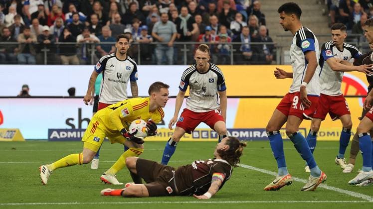 Torhueter Matheo Raab (HSV) vor Jackson Irvine (FC St. Pauli) Fussball, Herren, Saison 2023 2024, 2.BL, Volksparkstadion, Hamburger SV gegen FC St Pauli, Stadtderby, 1-0, Derbysieger HSV DFL REGULATIONS PROHIBIT ANY USE OF PHOTOGRAPHS AS IMAGE SEQUENCES AND OR QUASI-VIDEO.