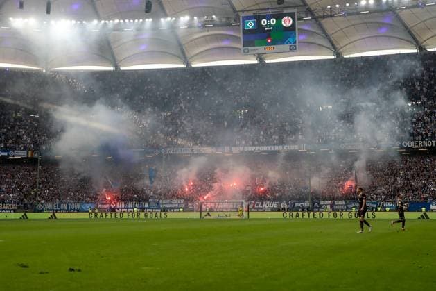 03.05.2024, xtgx, Fussball - 2.Bundesliga, Hamburger SV - FC St.Pauli emspor, v.l. HSV Fans zuenden Pyro, Pyrotechnik, Rauch, Nebel (DFL DFB REGULATIONS PROHIBIT ANY USE OF PHOTOGRAPHS as IMAGE SEQUENCES and or QUASI-VIDEO) Hamburg