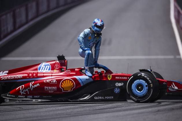 16 LECLERC Charles (mco), Scuderia Ferrari HP SF-24, red flag during the Formula 1 Crypto.com Miami Grand Prix 2024, 6th round of the 2024 Formula One World Championship, WM, Weltmeisterschaft from May 3 to 5, 2024 on the Miami International Autodrome, in Miami, United States of America - F1 - MIAMI GRAND PRIX 2024 DPPI Panoramic  240503_R06_MIAMI_DP_EA023262