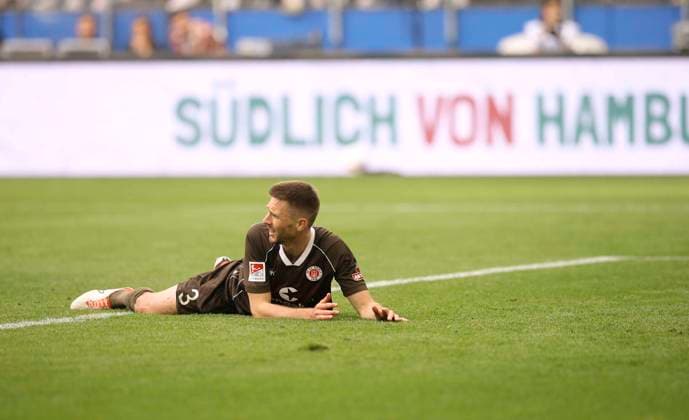 Foto : am Boden zerstört ist ..... Karol METS ( Pauli ) Fussball 2. Bundesliga am Fr. 03.05.2024 Hamburger SV - FC St. Pauli 1 - 0