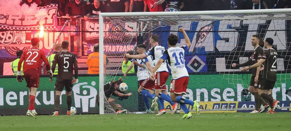 Jackson Irvine (FC St. Pauli) und Ball liegen im Tor nach dem Kopfball von Robert Glatzel (HSV) Fussball, Herren, Saison 2023 2024, 2.BL, Volksparkstadion, Hamburger SV gegen FC St Pauli, Stadtderby, 1-0, Derbysieger HSV DFL REGULATIONS PROHIBIT ANY USE OF PHOTOGRAPHS AS IMAGE SEQUENCES AND OR QUASI-VIDEO.