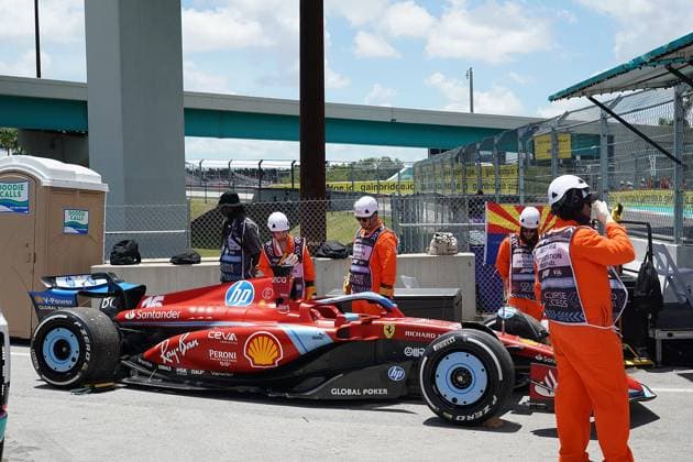 Formula 1 Crypto.com Miami Grand Prix 03.05.2024, Miami International Autodrome, Miami, Formula 1 Crypto.com Miami Grand Prix,im Bild Das defekte Auto von Charles Leclerc (MCO), Scuderia Ferrari HP.