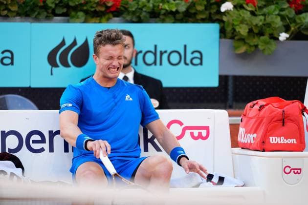 May 3, 2024, Madrid, Madrid, SPAIN: Jiri Lehecka of Czech Republic gets injured and takes the medical time during his match against Flix Auger Aliassime of Canada during the Mutua Madrid Open 2024, ATP, Tennis Herren Masters 1000 and WTA, Tennis Damen 1000, tournament celebrated at Caja Magica on Mayo 03, 2024 in Madrid, Spain. Madrid SPAIN - ZUMAa181 20240503_zaa_a181_146 Copyright: xOscarxJ.xBarrosox