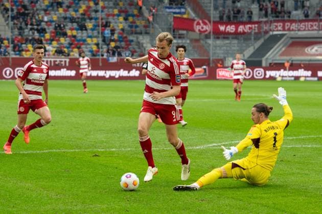 Torchance von Vincent VERMEIJ (D) gegen Torwart Carl KLAUS (N) , Aktion, Zweikampf, Fussball 2. Bundesliga, 32. Spieltag, Fortuna Duesseldorf (D) - 1. FC Nuernberg (N) 3:1 am 03.05.2024 in der Merkur Spiel-Arena Duesseldorf Deutschland. Â