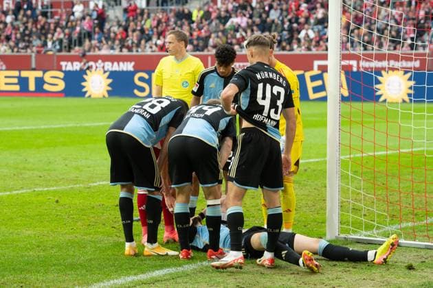Florian HUEBNER (Hübner, N) liegt verletzt am Boden, Fussball 2. Bundesliga, 32. Spieltag, Fortuna Duesseldorf (D) - 1. FC Nuernberg (N) 3:1 am 03.05.2024 in der Merkur Spiel-Arena Duesseldorf Deutschland. Â