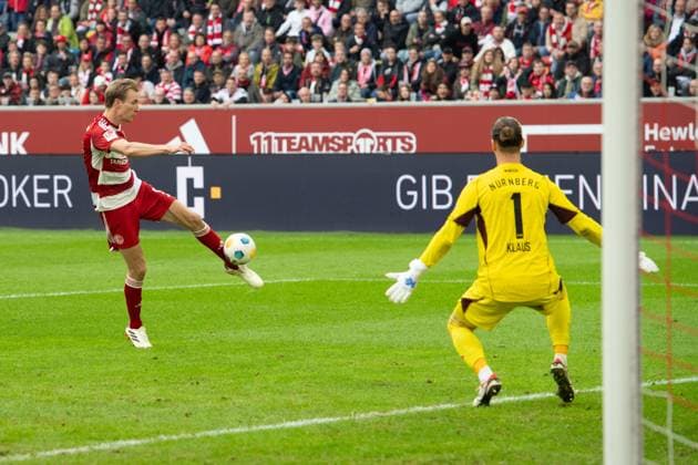 Vincent VERMEIJ (D) schiesst das Tor zum 2:0 gegen Torwart Carl KLAUS (N) , Fussball 2. Bundesliga, 32. Spieltag, Fortuna Duesseldorf (D) - 1. FC Nuernberg (N) am 03.05.2024 in der Merkur Spiel-Arena Duesseldorf Deutschland. Â
