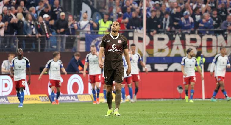 Etienne Amenyido (FC St. Pauli) enttaeuscht waehrend der HSV ueber das 1-0 jubelt Fussball, Herren, Saison 2023 2024, 2.BL, Volksparkstadion, Hamburger SV gegen FC St Pauli, Stadtderby, 1-0, Derbysieger HSV DFL REGULATIONS PROHIBIT ANY USE OF PHOTOGRAPHS AS IMAGE SEQUENCES AND OR QUASI-VIDEO.